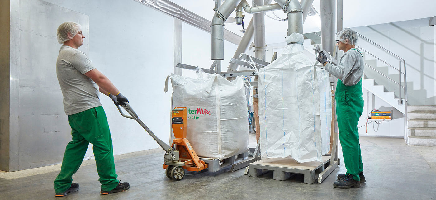 Kräuter Mix Mitarbeiter Produktion Abfüllung in Big Bags