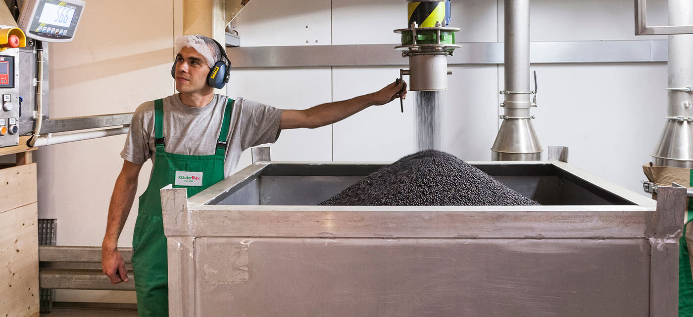 Kräuter Mix Mitarbeiter Produktion Wacholderbeeren