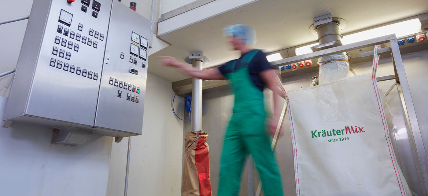 Kräuter Mix Mitarbeiter Produktion GMP BigBag
