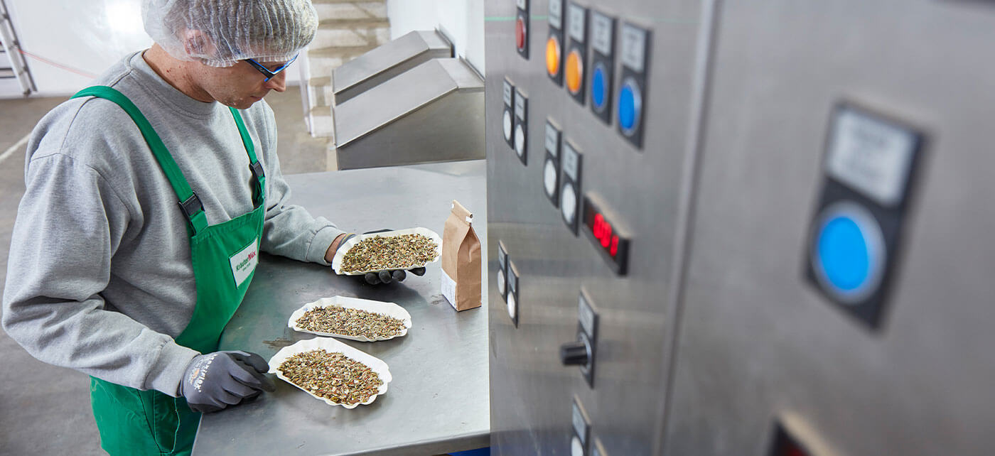 Kräuter Mix Mitarbeiter Produktion GMP Muster