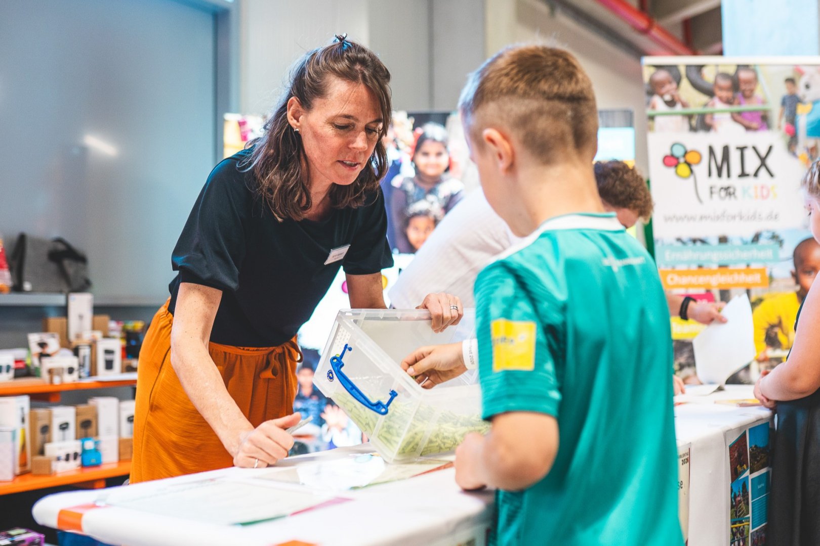 Tombola-Stand zugunsten von Mix for Kids