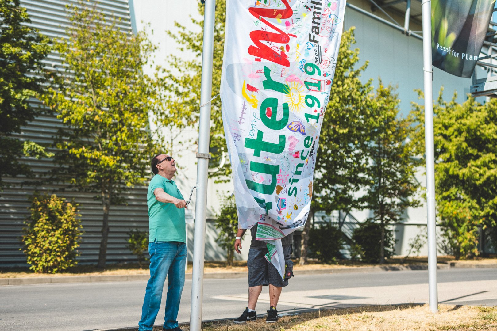 Christoph Mix hisst zum Abschluss die Familientag-Flagge