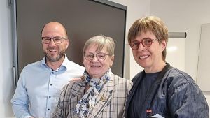 Anita Zwinkau (m.) wurdenach 43 Jahren von Helga Falkenstein (Leitung Packerei & Technikum bei Kräuter Mix) und Betriebsleiter André Metz in den Ruhestand verabschiedet.