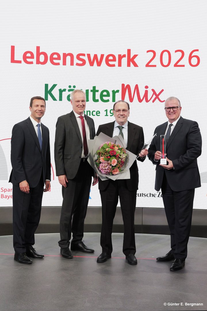 Bayerischer_Gründerpreis_Bühne mit Blumen