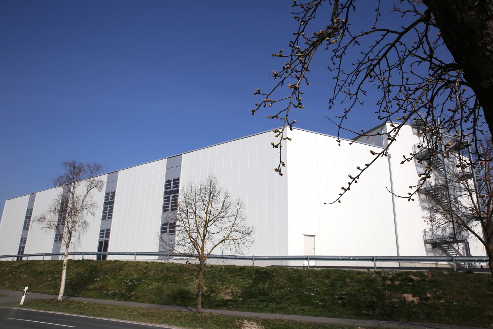 Das modifizierte Produktionsgebäude von Kräuter Mix ist nach dem Brand im Juli 2024 wieder komplett aufgebaut und saniert.