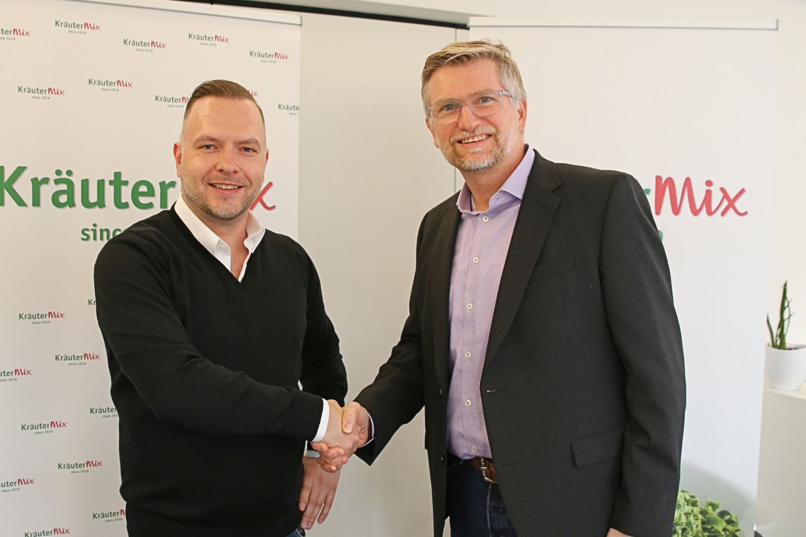 Bernhard Mix (l. ) begrüßt den neuen Kaufmännischen Geschäftsführer Marco Grasmeder.