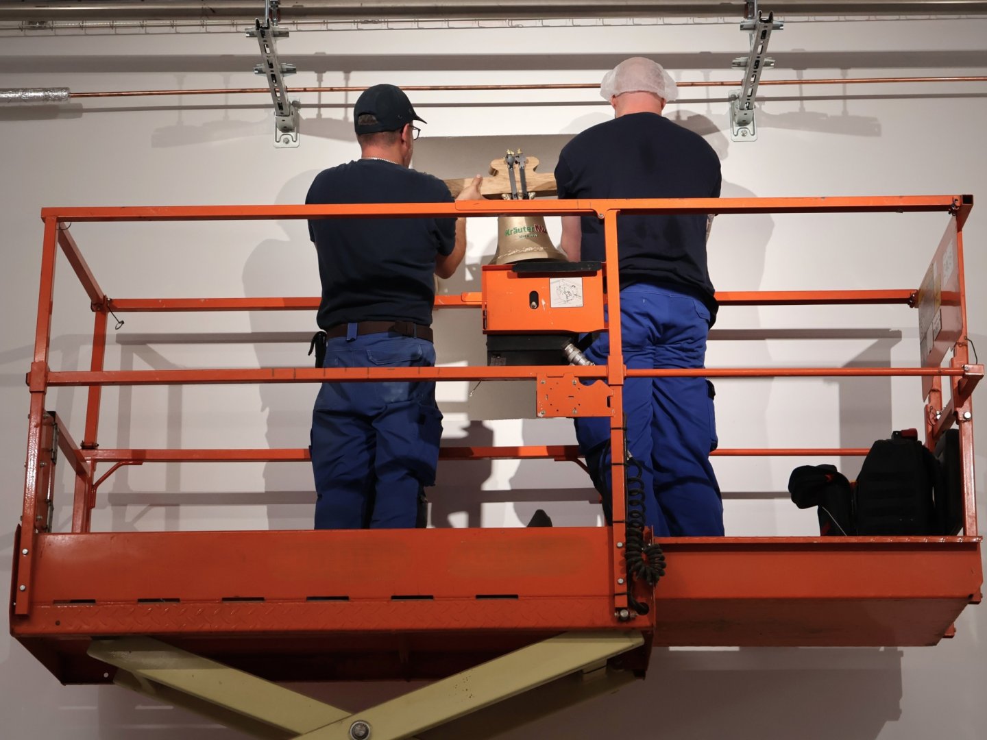 Montage der Betriebsglocke in Halle 12