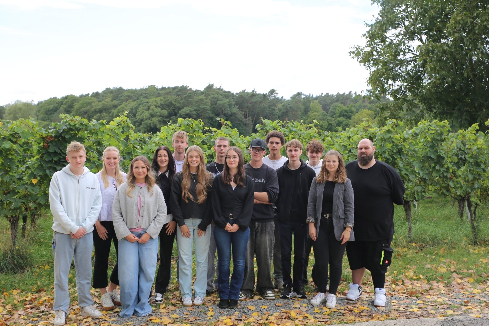 Teamfoto Ausbildlungsstart 2025 Teamfoto der neuen Auszubildenden und dualen Studierenden mit ihren Ansprechparterinnen aus der Personalabteilung