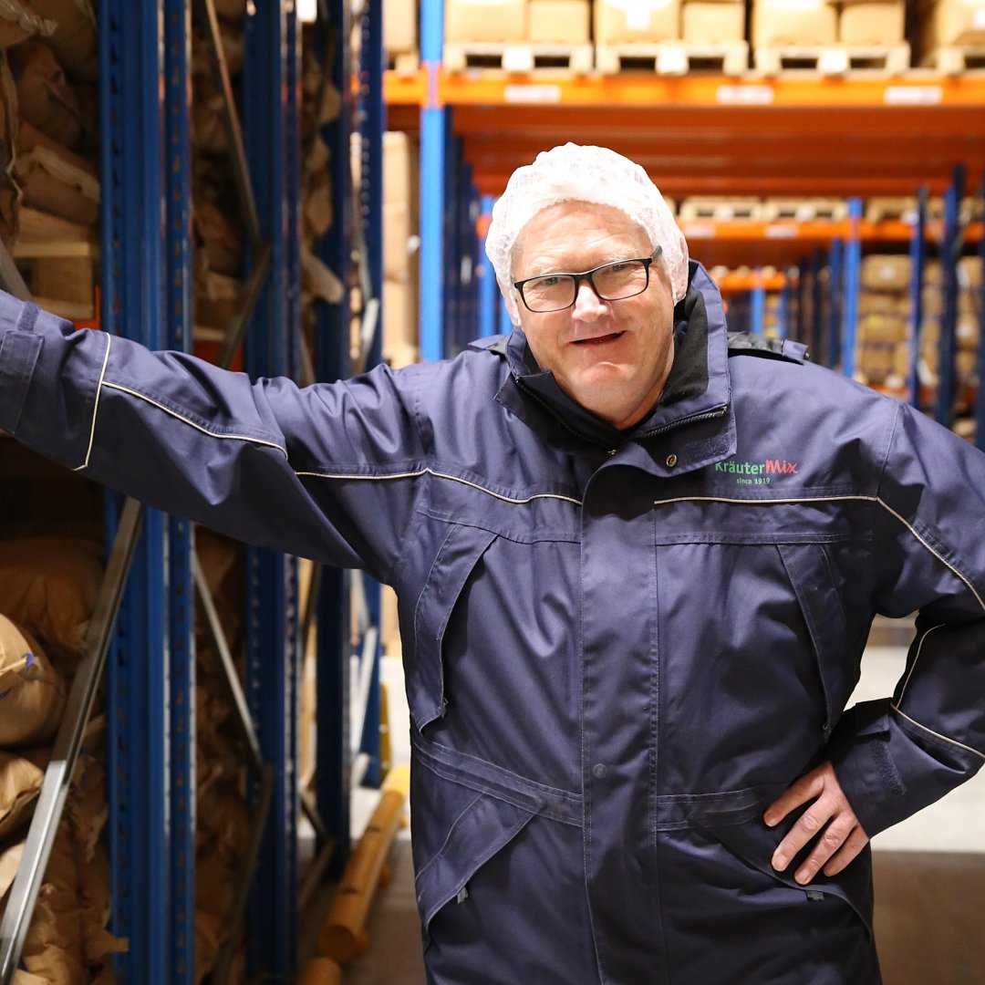 Neben den Kräuter Mix-Lagerhallen in Wiesentheid verantwortet Werner Zehnder auch die Vorratsschutzbehandlung, die Kommissionierung und administrative Aufgaben wie Lagerbuchhaltung und Personalplanung.