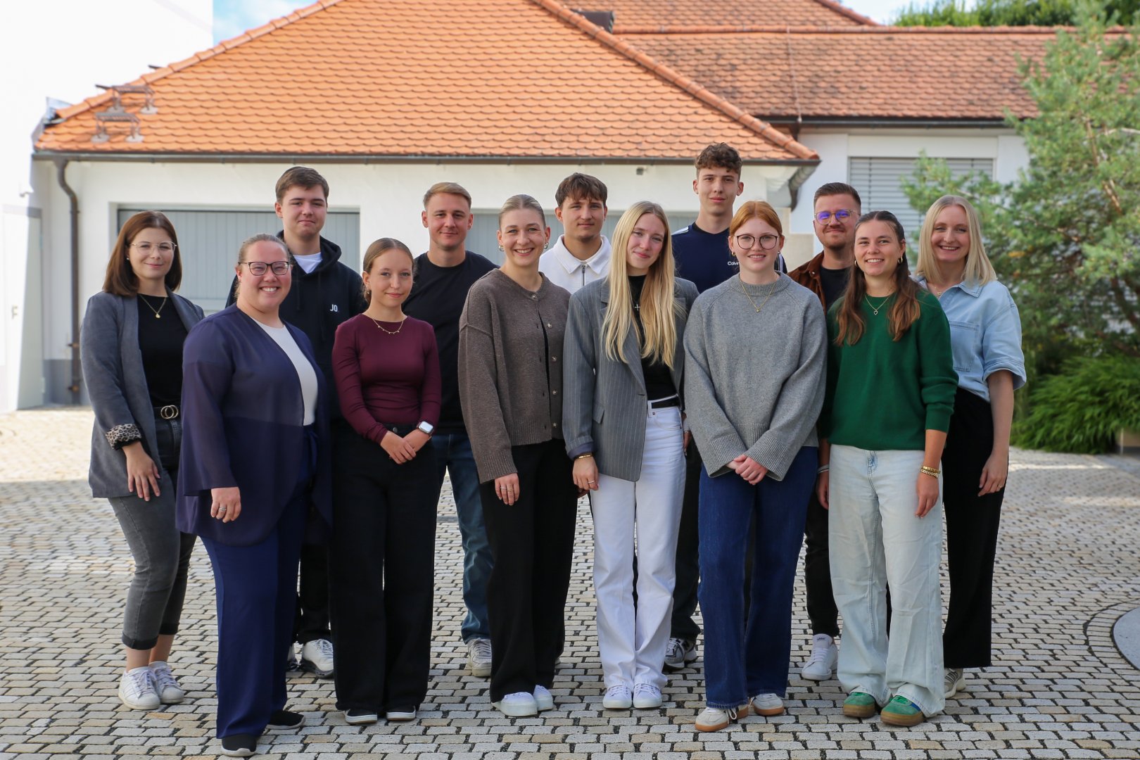 Bild mit neuen Auszubildenden und Studierenden zum Start 2026