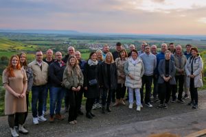 Jubilarfeier Kräuter Mix 1 Die teilnehmenden Jubilare, Rentnerinnen und Rentner mit Teilen der Geschäftsführung, einigen Abteilungsleitern und dem Orga-Team der diesjährigen Jubilarfeier von Kräuter Mix.