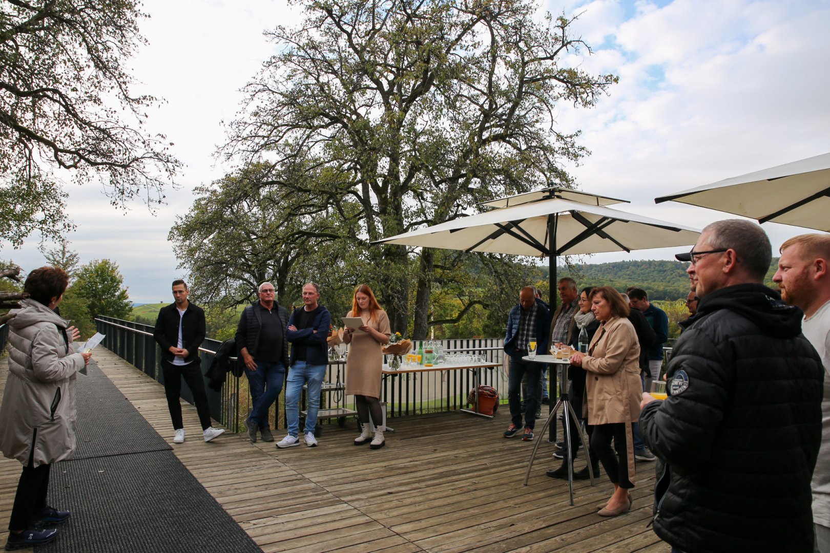 Jubilarfeier Kräuter Mix 2 Auf der Stollburg in Handthal fand die offizielle Ehrung der Jubilare von Kräuter Mix statt, zu der Geschäftsführerin Silke Wurlitzer einleitete.