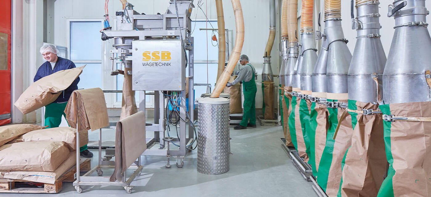 Kräuter Mix Mitarbeiter Produktion Sackabfüllung