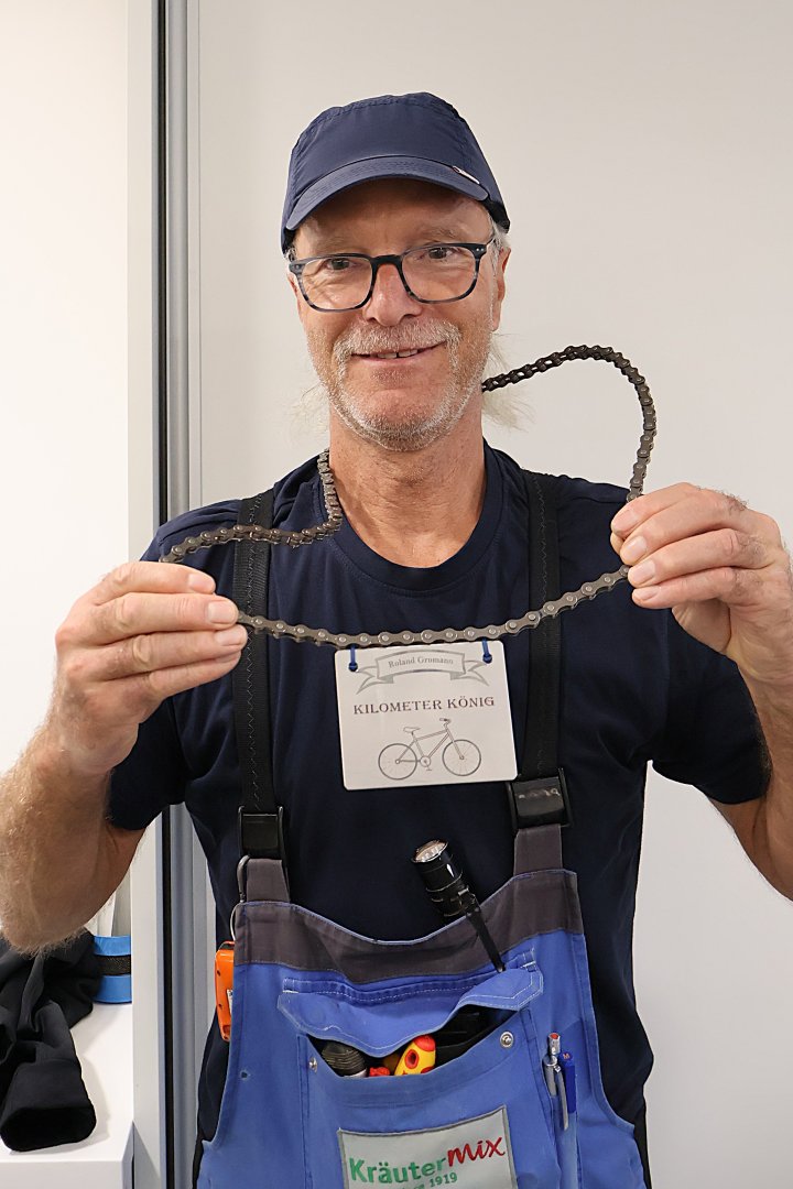 Der erfolgreichste Teilnehmer Roland Gromann erhielt eine besondere „Medaille“ in Form eine Fahrradkette.
