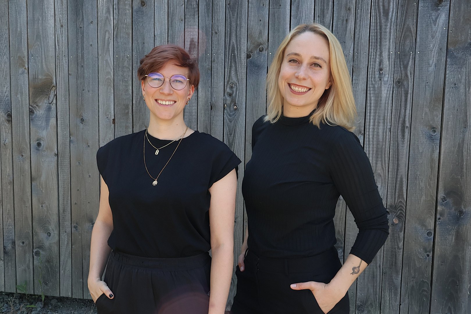 Janna Seufert, Leitung des Teams Nachhaltigkeitsmanagement, und Anna Hemrich, Nachhaltigkeitsmanagerin von Kräuter Mix