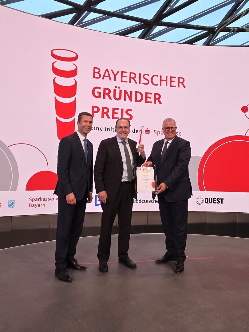 Preisübergabe Bühne Sparkassenvorstand Bayerischer Gründerpreis