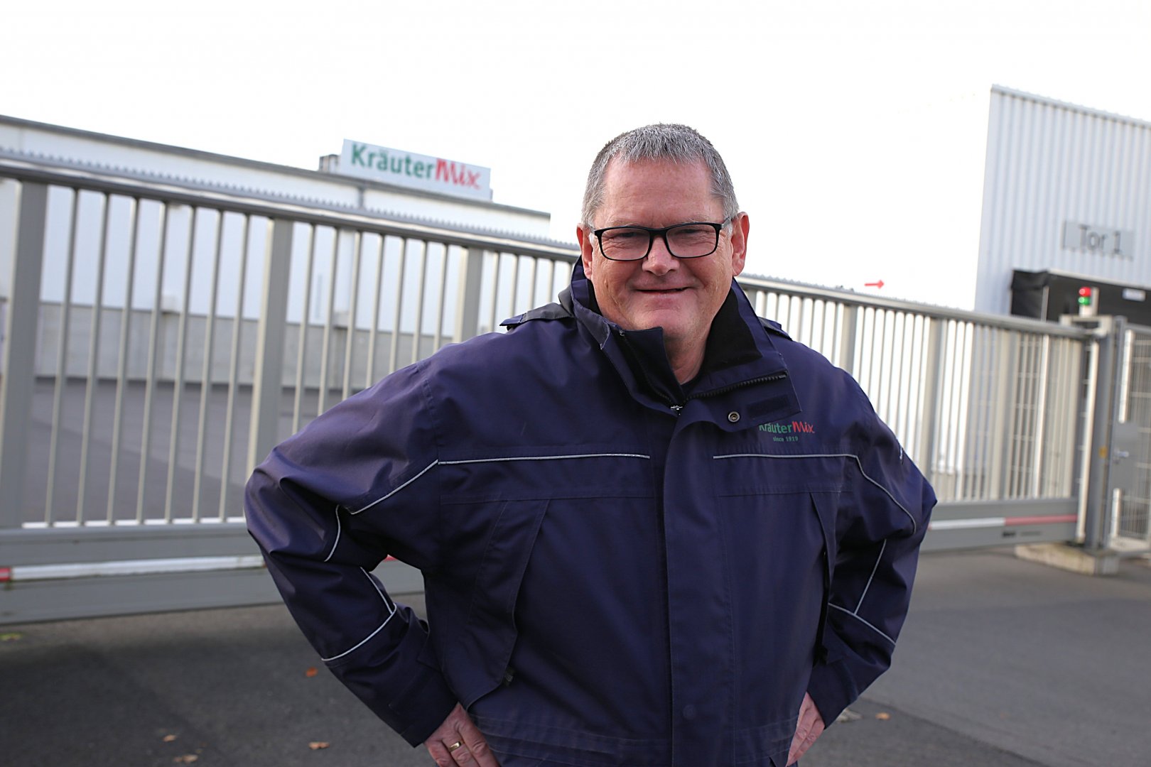 Werner Zehnder vor dem Logistikzentrum in Wiesentheid