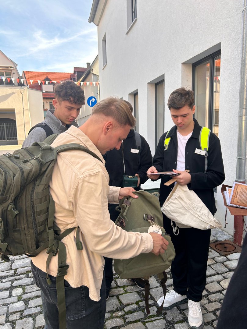 Verteilung von Rucksäcken mit Rätselboxen in Volkach